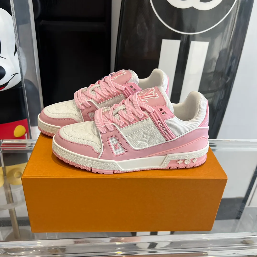 👟👟Ex-factory price👟👟Ex-factory price 840👟👟 Couple model 👫LV Trainer series basketball sneakers🌟 Original molded T👟👟Ex-factory price U outsole The texture is the same as the original ⚠️Original development Top version All details are consistent with the original ⚠️ Size: 35-45